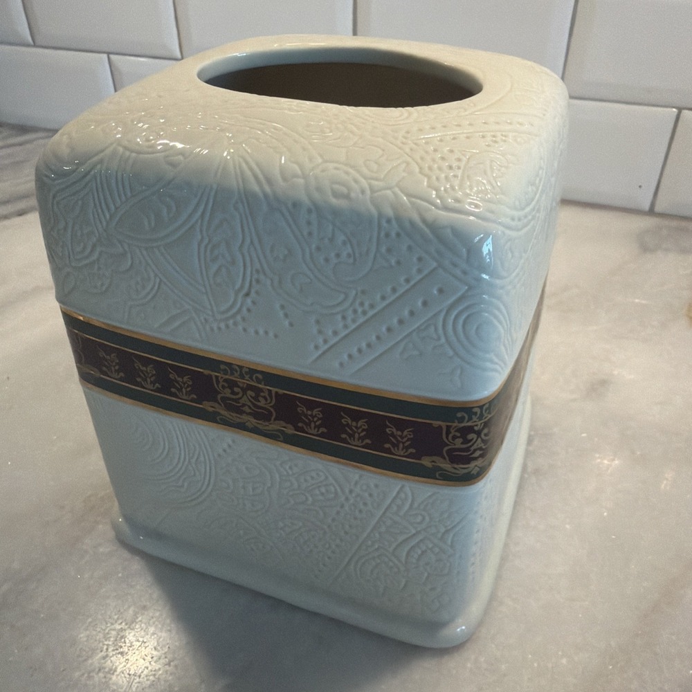Croscill Home  Dover Manor  Porcelain  Tissue Box Cover  6"x6"x6.5" H GW995